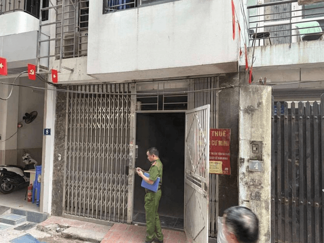 Kịp thời hướng dẫn 7 người thoát nạn trong vụ cháy chung cư mini ở Đình Thôn