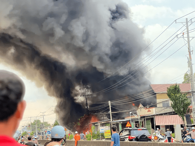 Cháy lớn tại tiệm sửa xe ở ngã tư Trà Võ, Tây Ninh