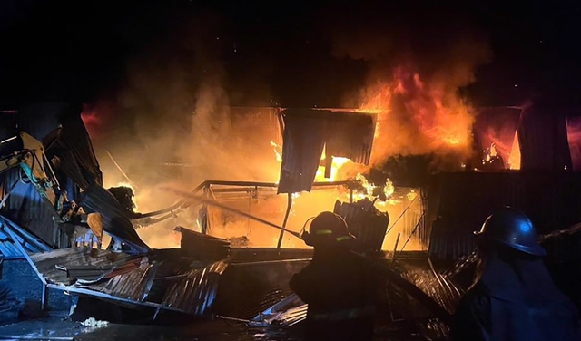 Cháy lớn tại nhà xưởng hơn 300m2 ở Nguyễn Khoái, Hà Nội