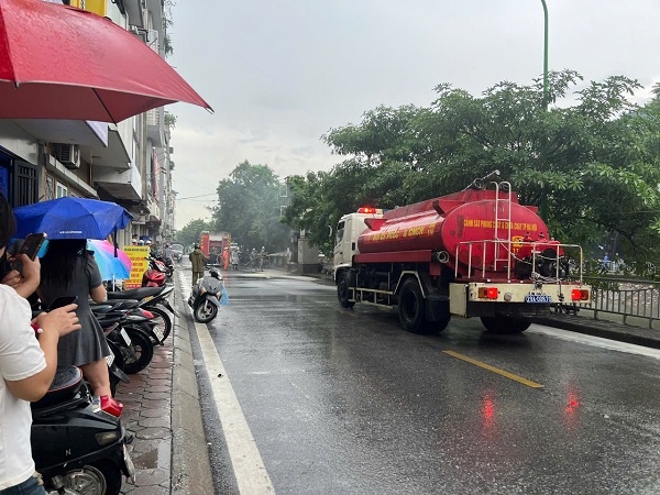 Hà Nội: Cháy cột biến thế trong mưa lớn