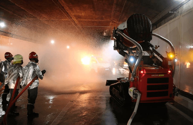 Robot tầm phun xa 80 m diễn tập chữa cháy hầm Thủ Thiêm