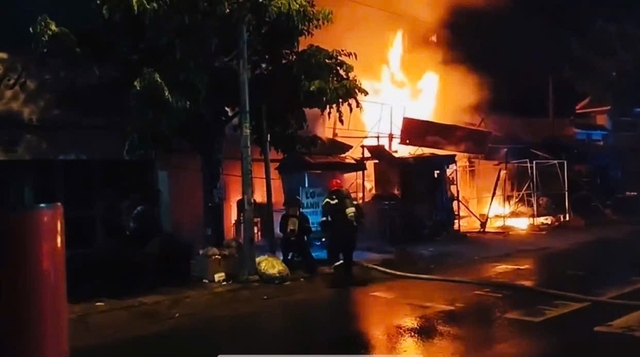 TPHCM: Cháy lớn tại chợ Xuân Thới Sơn, nhiều ki-ốt bị thiêu rụi