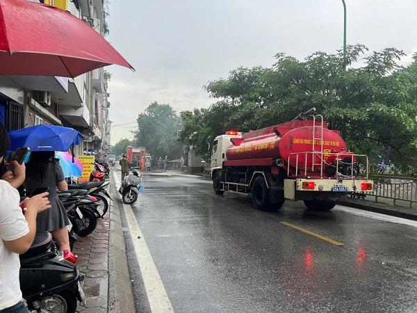 Hà Nội: Cháy cột biến thế trong mưa lớn